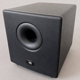 Černý subwoofer s hranatým tvarem a zaoblenými hranami. Uprostřed přední strany je kruhový otvor basreflexu a ve spodní části oválný nápis B&W. Povrc…