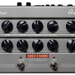 Stříbrný kytarový předzesilovač s nápisy Hughes & Kettner a AmpMan Classic. Zařízení má dvě řady ovladačů s černými a jedním krémovým knoflíkem, červ…