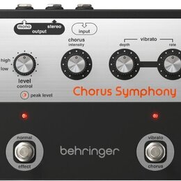 Černý efektový pedál s nápisem Chorus Symphony a logem behringer. Zařízení má stříbrný ovládací panel s knoflíky pro level control, chorus intensity,…