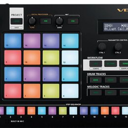 Černý sampler a sekvencer Roland VERSELAB mv-1. Zařízení obsahuje mřížku 16 barevných padů, digitální displej s textem SONG: 01_Last Call_020 a řadu…