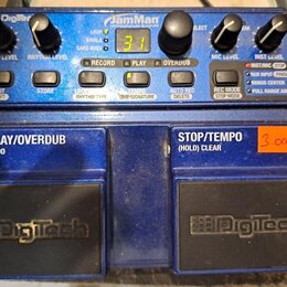 Modrý kytarový looper značky DigiTech s názvy modelů JamMan. Zařízení obsahuje dva stupače s nápisy DigiTech a ovládací panel s tlačítky RECORD, PLAY…