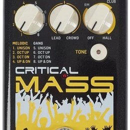 Černý efekt pedál s nápisy TC HELICON a CRITICAL MASS. Na horní části jsou tři bílé otočné ovladače s popisky STYLE, MIX a REVERB. Pod nimi je bílé t…