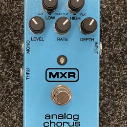 Modře třpytivý efekt pedál s nápisy MXR a analog chorus. Na horní straně se nachází pět černých otočných ovladačů s popisky CUT LOW, FLAT CUT HIGH, L…