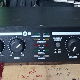 Černý rackový zesilovač s dvěma madly po stranách. Na levé straně je bílé logo Palmer a nápis YACHT 402 SPECIALIZED GUITAR POWER AMP. Přední panel ob…
