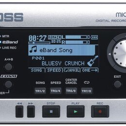Stříbrný digitální záznamový systém s černým předním panelem. Na horní části je nápis BOSS a vpravo označení MICRO BR DIGITAL RECORDER BR-80. Zařízen…