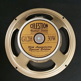 Kruhový reproduktor s kovovým rámem v zlatavé barvě. Uprostřed je štít s nápisy CELESTION, Vintage Series, G12H, 30W a 70th Anniversary Special Editi…