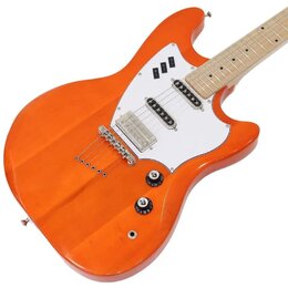 Oranžová elektrická kytara s bílým pickguardem a hnedým hmatníkem. Nástroj má dva snímače typu humbucker s kovovými kryty a dva černé ovládací knofík…