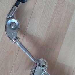 Chromovaný rameníkový držák s úpnutím. Na spodní části je nápis FastClamp a logo TAMA, v horní části ramene je vyryto Z1111. Nástroj vykazuje známky…