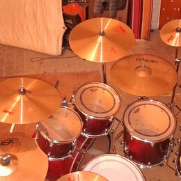bicí souprava v červeném metallic provedení s kovovým kováním. Na činelech je vidět nápis pAiste, na bubnůvých blanách je logo s nápisem Pearl. Soupr…