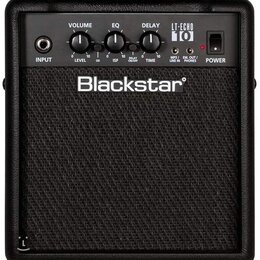Černý kytarový kombo zesilovač značky Blackstar. Horní ovládací panel obsahuje vstup INPUT, čtyři otočné ovladače s popisky VOLUME LEVEL, EQ ISF, DEL…