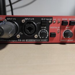 Červené audio rozhraní s nápisy EDIROL, FireWire Audio Capture FA-66 a 6 IN 6 OUT 24 bit 192 kHz. Zařízení má několik vstupů a ovládacích prvků s pop…