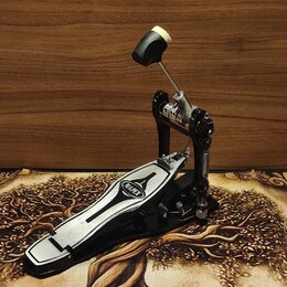 Černý basový pedál s kovovým šlapadlem. Na šlapadle je umístěno oválné logo s nápisem MAPEX. Pedál vykazuje mírné známky používání v podobě drobných…