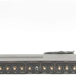Černý rackový kytarový předzesilovač s nápisem Peavey Rock Master TUBE GUITAR PREAMP a označením MADE IN U.S.A. Přední panel obsahuje dva vstupy (HIG…