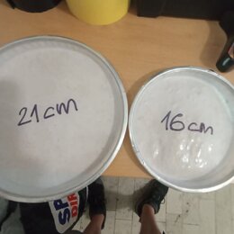 Dvě bílé bubnové membrány v kovových obručích. Na levé, větší membráně je ručně napsáno „21cm“ a na pravé, menší membráně „16cm“. Povrchy jsou bílé a…