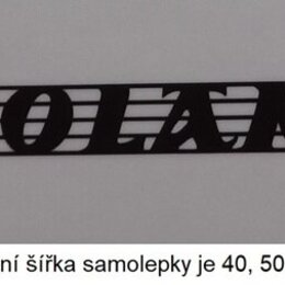 Detailní záběr na černou samolepku s nápisem Jolana. Písmo je stylizované, kurzivní a protkané několika vodorovnými linkami. Pod obrázkem je text: ho…