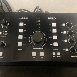 Černý kontrolní monitor Audient Nero s matným povrchem. Na předním panelu jsou umístěny bílé tlačítka, čtyři ovratové ovladače hlasitosti pro HP1 až…
