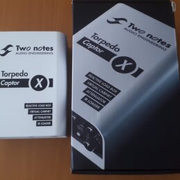 Na fotografii jsou dvě krabice od produktu Torpedo Captor X značky Two notes AUDIO ENGINEERING. Jedna krabice je bílá a druhá černá, obě mají stejný…