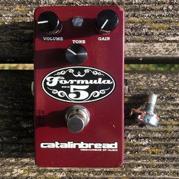 Bordeaux červený efekt pedál s nápisy Formula № 5, catalinbread a MECHANISMS OF MUSIC. Na horní straně jsou tři černé oválné knoflíky s popisky VOLUM…