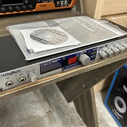 Stříbrno-černý rackový procesor s nápisem DigiTech a označením modelu GSP1101 Guitar Preamp / Processor. Přední panel obsahuje vstup Input, regulaci…