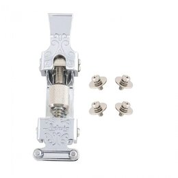 Stříbrný kovový mechanismus na utahování blchovéhostřunu s ornamentálními vzory. Na spodní části je vyryt nápis Ludwig. Vedle mechanismu jsou čtyři k…