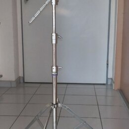 Stříbrný kovový mikrofonní stojan s trojnožkou a gumovými koncovkami. Na středním článku je viditelný modrý nápis YAMAHA. Horní část obsahuje nastavi…