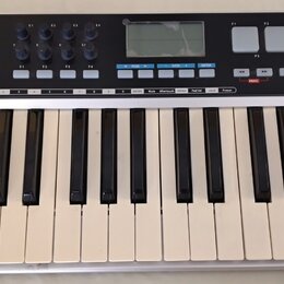 Černý MIDI kontrolér s klávesnicí a ovládací sekcí. Na levé straně je nápis Graphite 25, v horní části se nachází displej, několik posuvníků, otočnýc…