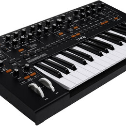 Černý analogový syntetizátor s klaviaturou a ovládacím panelem plným potenciometrů a tlačítek. Na horní části je bílý nápis meag a v dolní části výra…