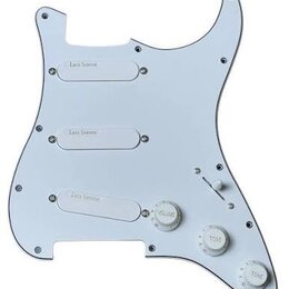 Bílá pickguard pro elektrickou kytaru s třemi výřezy pro snímače a otvory na potenciometry. U každého výřezu pro snímač je uveden nápis Lace Sensor.…