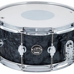 Stříbrný snare drum s černým mramorovým povrchem korpusu. Na přední straně je umístěno oválné logo s nápisem drum dw. Nástroj má chromované obruče, n…
