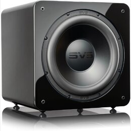 Černý subwoofer v lesklém provedení s hranatým tvarem. Na středu membrány i nahoře a dole na rámu je umístěn nápis SVS. Zařízení stojí na čtyřech krá…