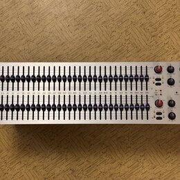 Stříbrný grafický ekvalizér s dvěma řadami posuvníků. Na pravé straně je vertikální nápis KLARK TEKNIK a pod ním text DN30 DIGITAL GRAPHIC EQUALIZER.…