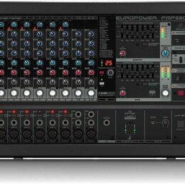 Černý mixovací pult s nápisem EUROPOWER PMP580S a logem behringer. Zařízení obsahuje několik vstupních kanálů s ovládacími knoflíky, posuvníky a digi…