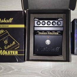 Na fotografii je kytarový efekt Shred Master značky Marshall v originální krabici a vedle něj zelený pedál Joyo Vintage Overdrive. Černý pedál Marsha…