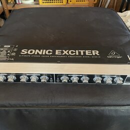 Rakový procesor s černým horním panelem a stříbrným předním panelem. Na horní části je bílý nápis SONIC EXCITER, pod ním text ULTIMATE STEREO SOUND E…