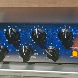 Černý rackový efektový procesor s modrým přechodem barev na předním panelu. Na přístroji je nápis Tegeler Audio Manufaktur MADE IN GERMANY CRÈME RC a…