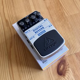 Kytarový efekt pedál Digital Reverb DR600 značky behringer v bílo-šedém provedení. Na horní části jsou čtyři ovládací knoflíky a přepínač MODE s pozi…