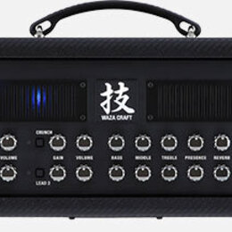 Černý kytarový kombozesilovač s úchytem, nápisem WAZA AMP HEAD 75 a logem BOSS. Uprostřed je bílý nápis WAZA CRAFT pod japonským znakem. Přední panel…
