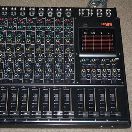 Černý mixážní pult s nápisem značky Fostex a označením MODEL 400. Zařízení obsahuje osm mono kanálů, čtyři stereo kanály a červený LED display s vodo…