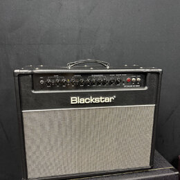 Černý kytarový kombo zesilovač značky Blackstar, model HT CLUB 40 MKII. Na horním ovládacím panelu jsou nápisy INPUT, CLEAN, OVERDRIVE, OD EQUALISATI…