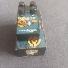 Kytarový efekt pedál značky electro-harmonix v černé barvě s modro-žlutým grafickým motivem. Na horní straně jsou tři černé ovládací knoflíky a nápis…