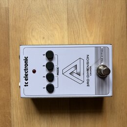 Bílý efekt pedál s nápisy tc electronic, 3RD DIMENSION a CHORUS. Na horní straně jsou čtyři černé přepínače označené čísly 1 až 4 a nápis MODE u červ…