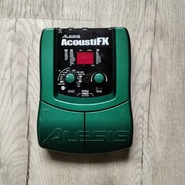 Zelený efektový pedál značky Alesis s nápisem AcoustiFX. Zařízení obsahuje několik ovládacích prvků, včetně otočného knoflíka VALUE a tlačítek EFFECT…