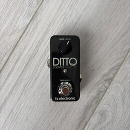 Černý efekt pedál s nápisy DITTO a LOOPER. V horní části je ovládací prvek LOOP LEVEL a ve spodní části nápis TRUE BYPASS a značka tc electronic. Ped…
