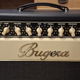 Kytarový kombo zesilovač značky Bugera v černé barvě s krémovým předním panelem. Na horním ovládacím panelu jsou nápisy INPUTS (NORMAL, BRIGHT), CLEA…