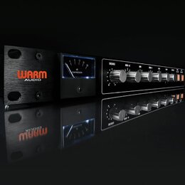 Černý rackový kompresor s nápisem WARM AUDIO v oranžové a bílé barvě. Zařízení obsahuje analogový VU metr s nápisem 4B COMPRESSION a řadu ovládacích…