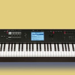 Černý klavírní syntetizátor s bílými a černými klávesami. Na levé straně je nápis KORG a pod ním označení M50 MUSIC WORKSTATION. Uprostřed se nachází…