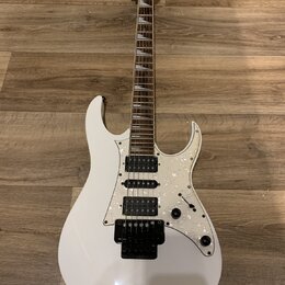 Bílá elektrická kytara s perleťovým pickguardem a hnědým hmatníkem. Na hlavě je viditelné logo Jackson. Nástroj má tři humbuckery, jeden ovládací kno…