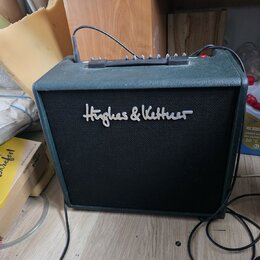Kytarový kombo zesilovač s tmavě zeleným povrchem z textilu a černou přední síťovkou. Na síťovce je bílý nápis Hughes & Kettner. Horní panel obsahuje…
