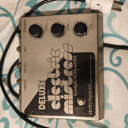Stříbrný efekt pedál s nápisy DELUXE electric mistress a FLANGER/FILTER MATRIX. V dolní části je logo electro-harmonix a text MADE IN NEW YORK CITY U…