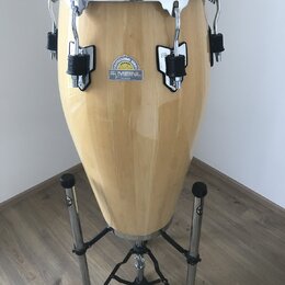 Dřevěná kongové buben v přírodní barvě s chromovaným obručem a ladidly. Na korpusu je umístěna oválná nálepka s nápisy PROFESSIONAL SERIES, MEINL a P…